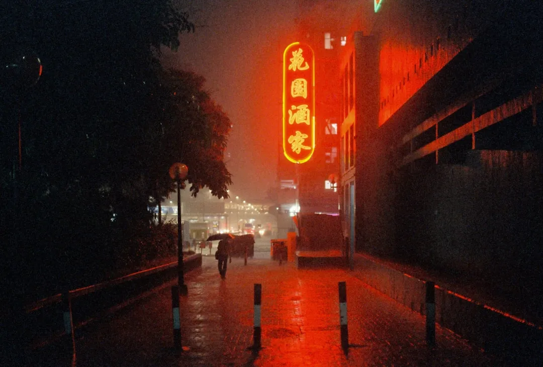 全屋定制与成品家具对比：橱衣柜定制设计优势解读